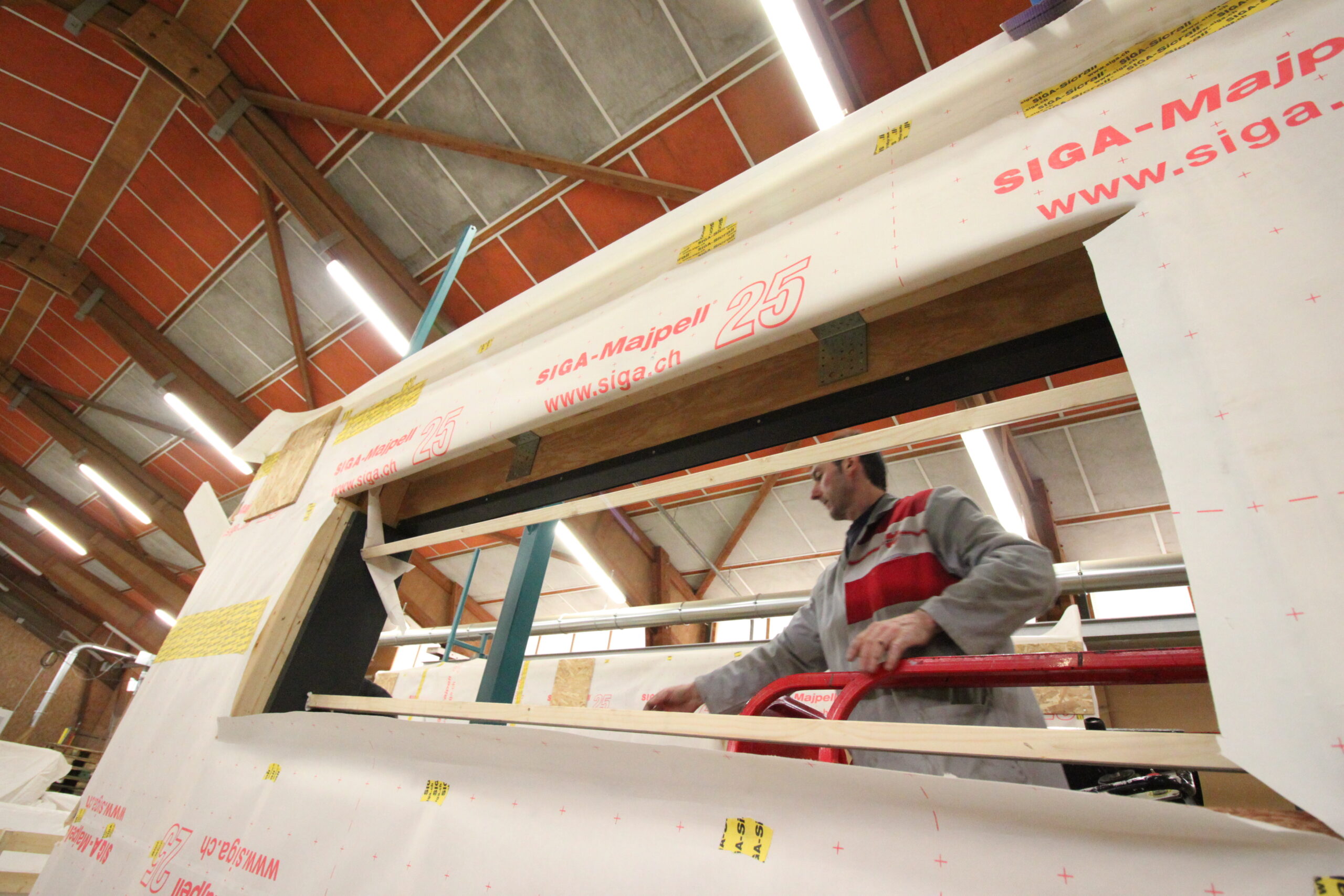 Une ouverture dans un mur bois préfabriqué 