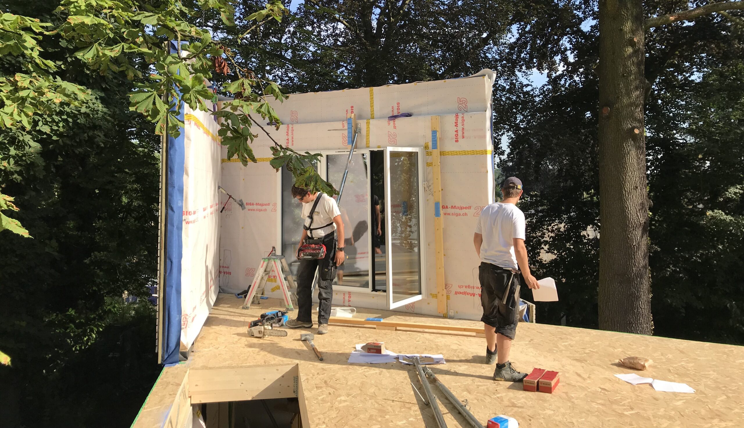 Assemblage sur chantier de murs bois préfabriqués